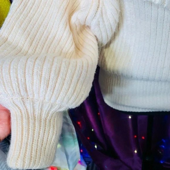 H&M Cream Ruffle Mock Turtleneck Sweater Size Small - Picture 4 of 7